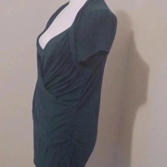 🌺Dark green top with interesting design - Picture 5 of 9